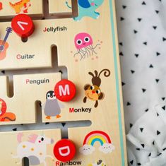 Tooky Toy interaktív tanulótábla Montessori szortírozó állatok és ábécé