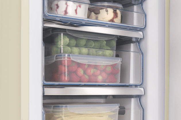 Szabadon álló hűtőszekrény Amica KGCR 387100 B automatikus leolvasztás