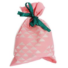 RAMIZ 30 x 45 cm-es rózsaszín alapon fehér háromszög mintás ajándékzsák zöld masnival