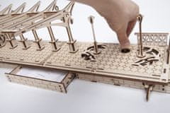 UGEARS 3D fából készült mechanikus puzzle vasúti platform