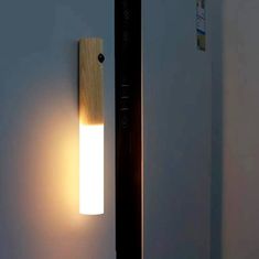 Netscroll Hordozható éjszakai LED lámpa mozgásérzékelővel, elegáns fa kivitel, USB töltés, ideális külső/belső helyekre: terasz, otthon, iroda, hálószoba, energiatakarékos, mágneses fa fogantyú, WallSensor