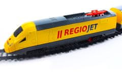 Sárga RegioJet vonat hanggal és világítással