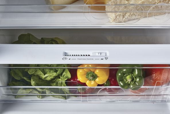 Praktikus, kényelmes és funkcionális belső felosztású hűtőszekrény - Candy CHSB 6186W