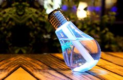 CoolCeny Párásító LED-es világítással - villanykörte formájában