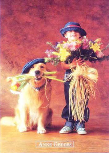 Anne Geddes Képeslap, kislány virággal és kutyával