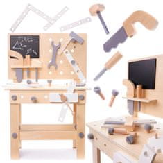 shumee Műhely fából készült eszközökkel az asztalon egy barkácskészlettel