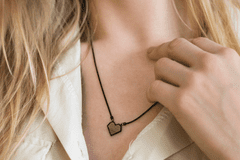 BeWooden női nyaklánc fából készült részletekkel Apis Nox Necklace Heart fekete